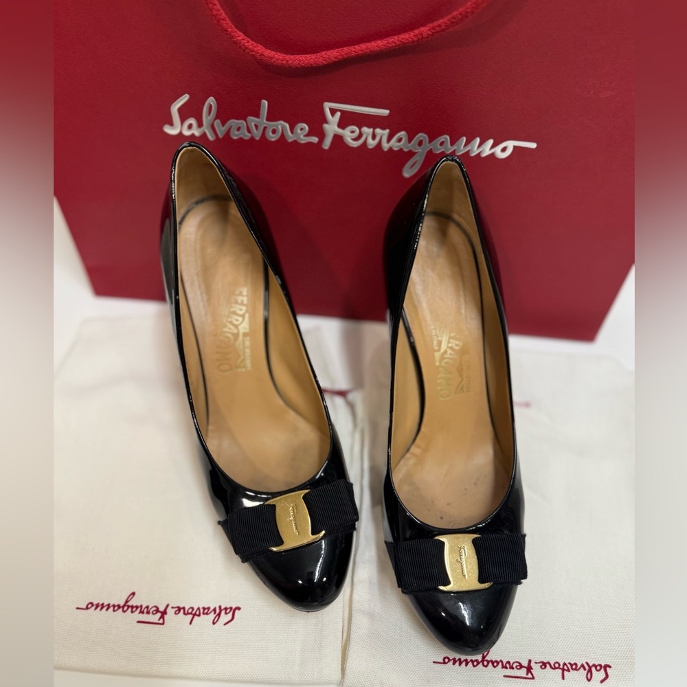 Salvatore Ferragamo Black Patent Leather Vara Bow Pumps Size 9B‎
